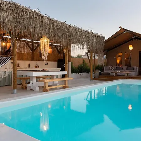 Nomad Glamping *